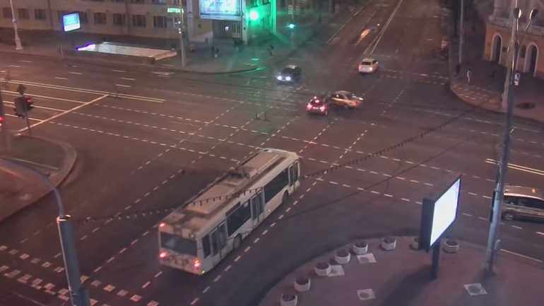 Αυτοκίνητο εισέβαλε σε σταθμό του μετρό!